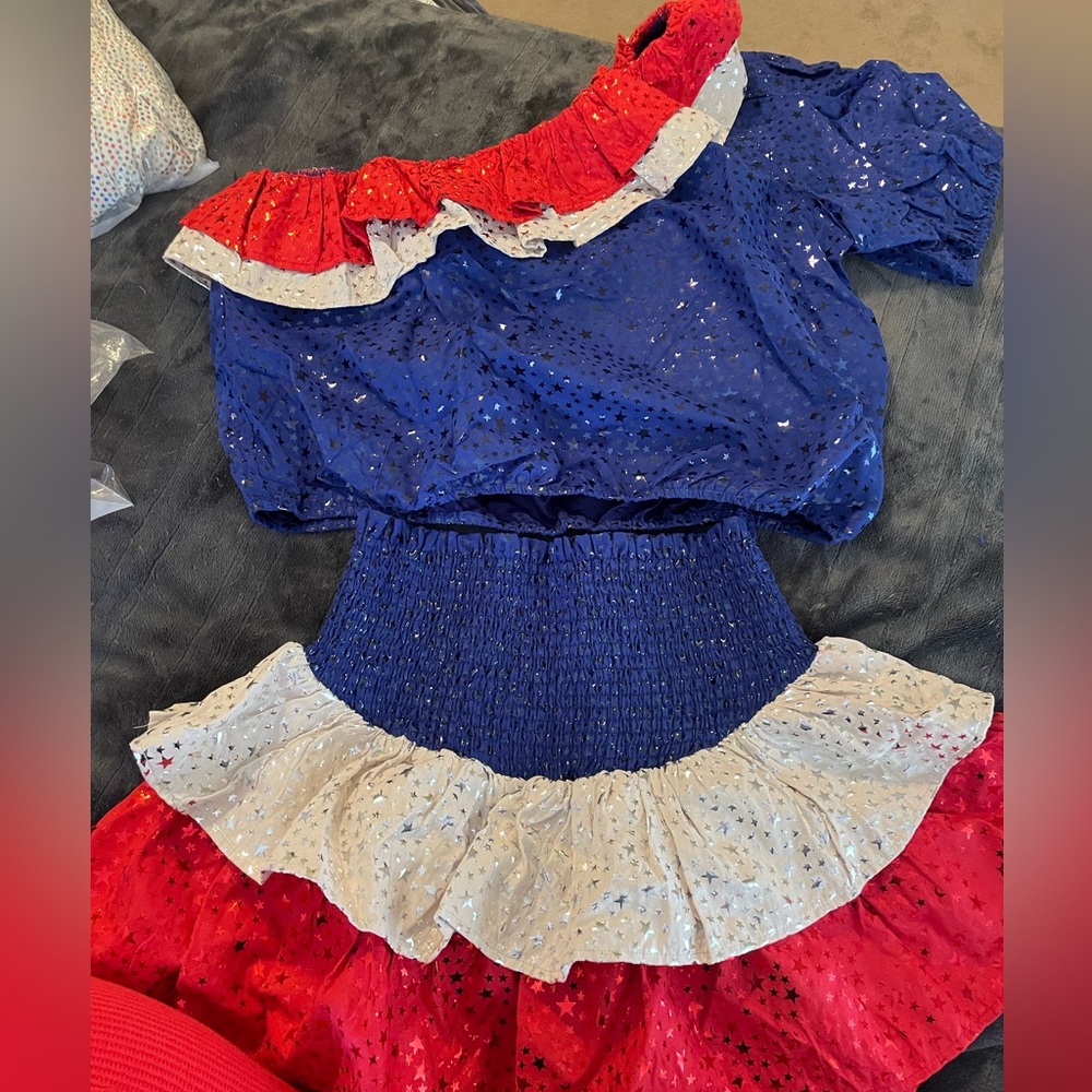 Queen of sparkles, 3 color star smocked one shoulder set. Top xl & skort m.